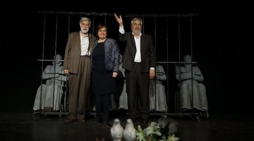 İzmirliler &rsquo;adalet Sizsiniz&rsquo;i Ayakta Alkışladı