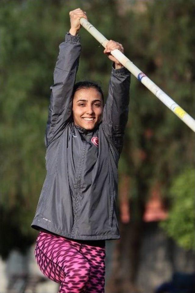 Ailesinden Habersiz Antrenmanlar Gitti, T&uuml;rkiye Rekoru Kırdı 1