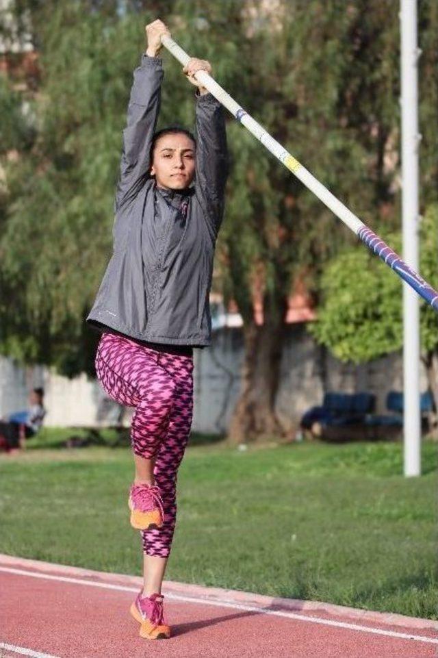 Ailesinden Habersiz Antrenmanlar Gitti, T&uuml;rkiye Rekoru Kırdı 3