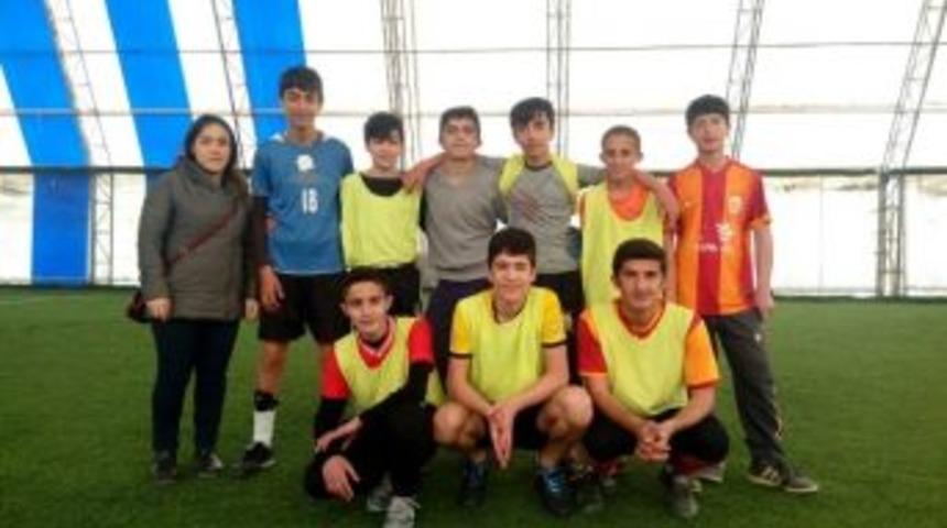 Hakkari Aihl Bahar Etkinlikleri Kapsamında Halı Saha Futbol Turnuvası Başlattı
