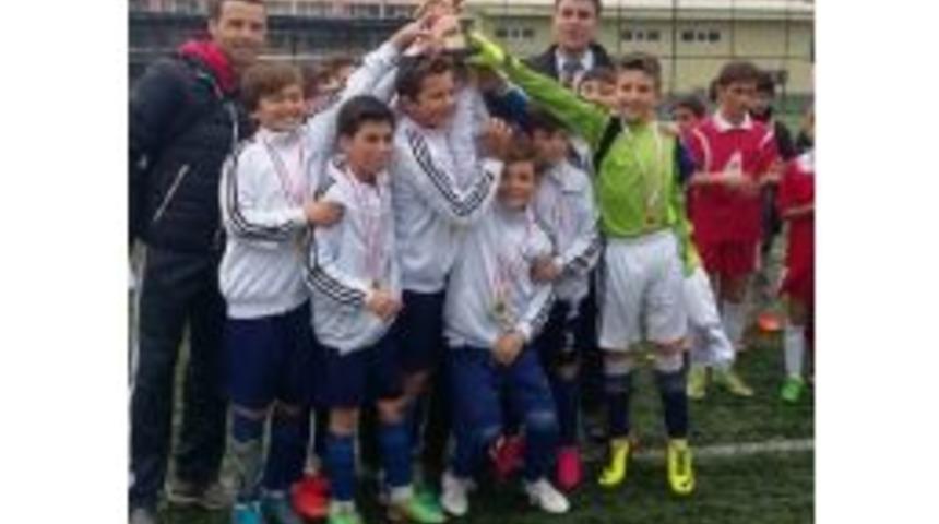 Biga Ortaokulu K&uuml;&ccedil;&uuml;k Erkek Futbol &Ccedil;anakkale Şampiyonu Oldu