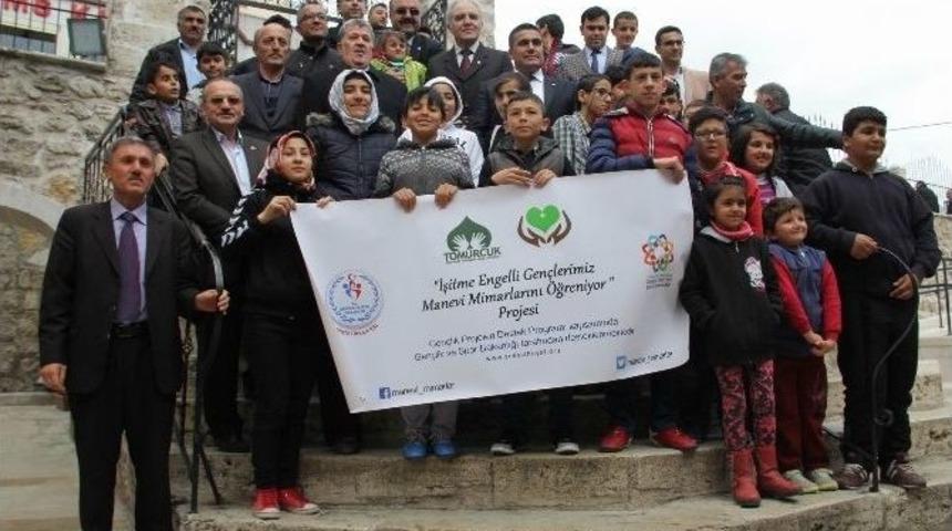 İşitme Engelliler, Manevi Mimarlarını &Ouml;ğrendi