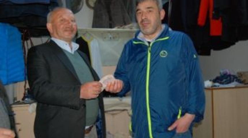 İş Yerinde Bulduğu Parayı Sahibine Teslim Etti