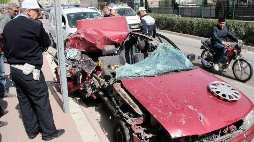 Geri Manevra Yapan Kamyona Otomobil &Ccedil;aptı