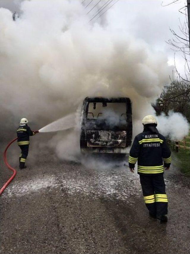 Bartın’da İşçi Servis Minibüsü Yandı