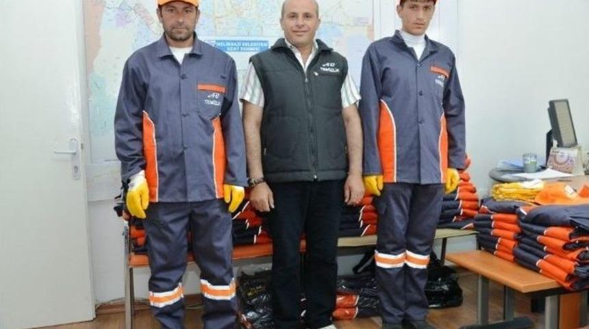 Temizlik Ve Park Bah&ccedil;elerde &Ccedil;alışanlara Yazlık İş Elbisesi Ve Sağlık Malzemesi Dağıtıldı