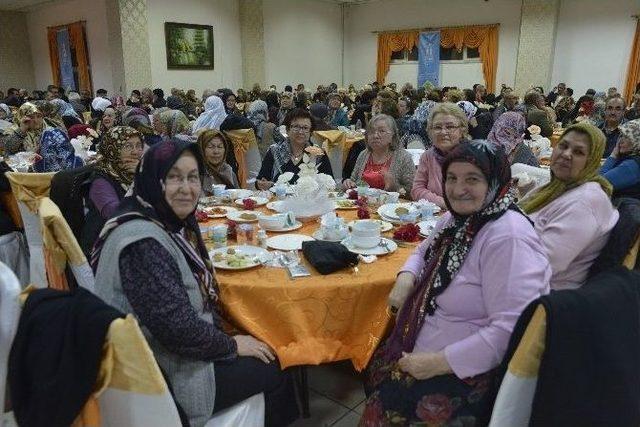 Tepebaşı ‘yaşlılar Haftası’ Dolayısıyla Yemek Düzenledi