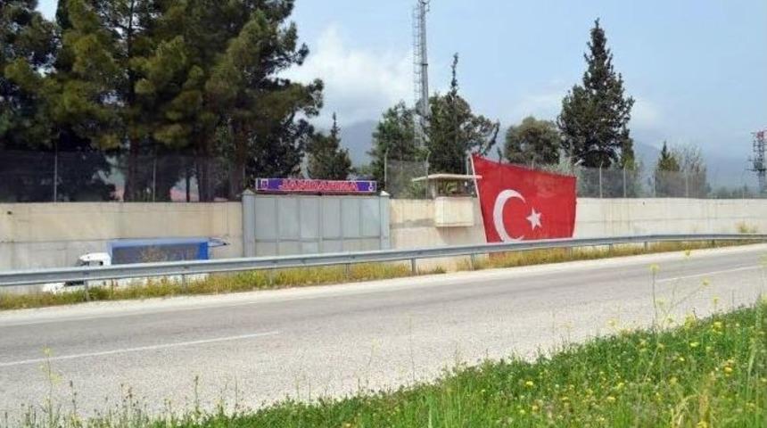 G&uuml;zelce Karakoluna Dev T&uuml;rk Bayrağı