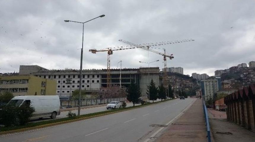 Y&uuml;ksekten D&uuml;şen İş&ccedil;i İnşaatında &Ccedil;alıştığı Hastaneye Kaldırıldı