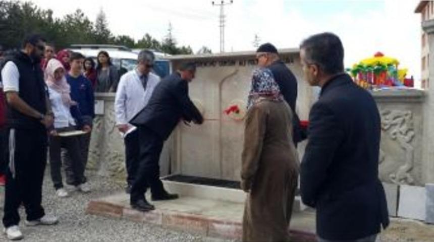 Lise &Ouml;ğrencileri Trafik Kazasında &Ouml;len Arkadaşları İ&ccedil;in &Ccedil;eşme Yaptırdı