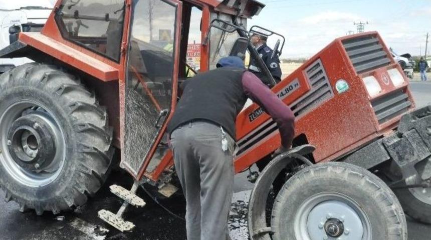 Otomobil İle Trakt&ouml;r &Ccedil;arpıştı: 3 Yaralı