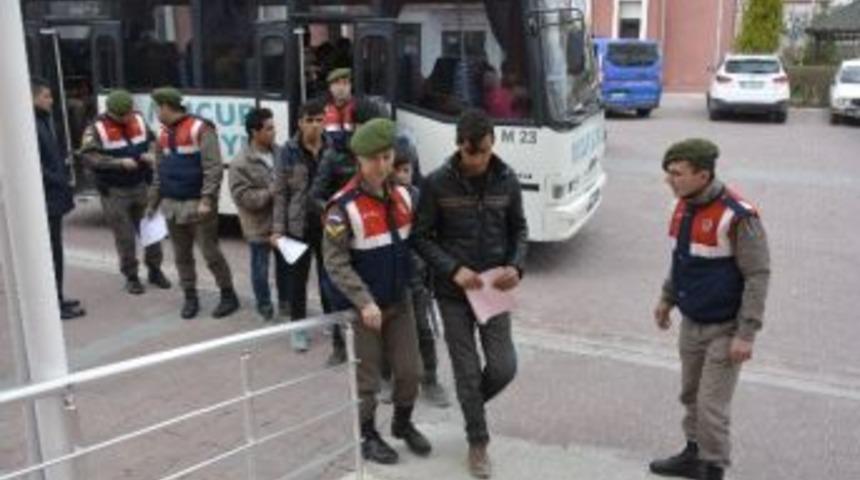 Yakalanan G&ouml;&ccedil;menler G&ouml;&ccedil; İdaresi İl M&uuml;d&uuml;rl&uuml;ğ&uuml;ne Teslim Edildi