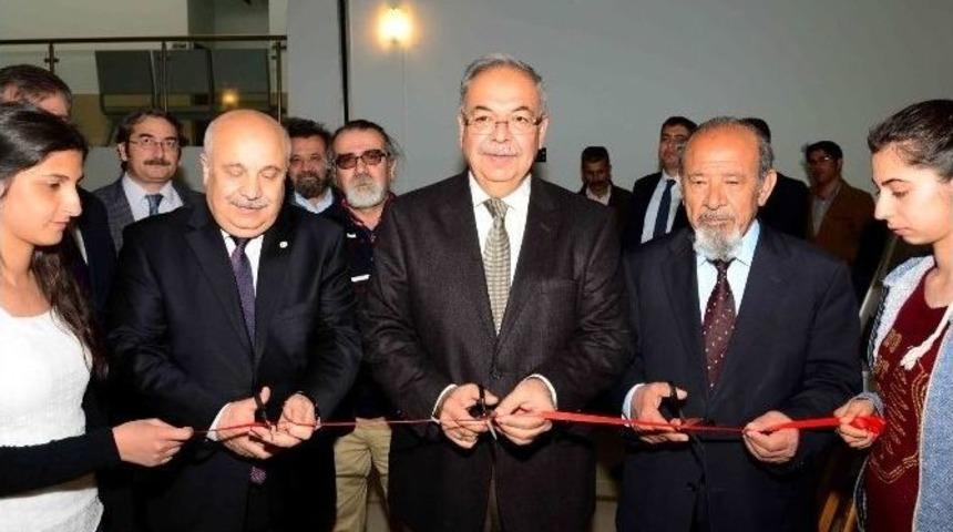 Podyumlardan-vitrinlerden Resim Sergisi A&ccedil;ıldı