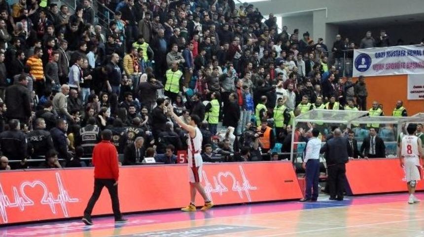 Uşak Sportif - Pınar Karşıyaka Ma&ccedil;ında Olaylar &Ccedil;ıktı