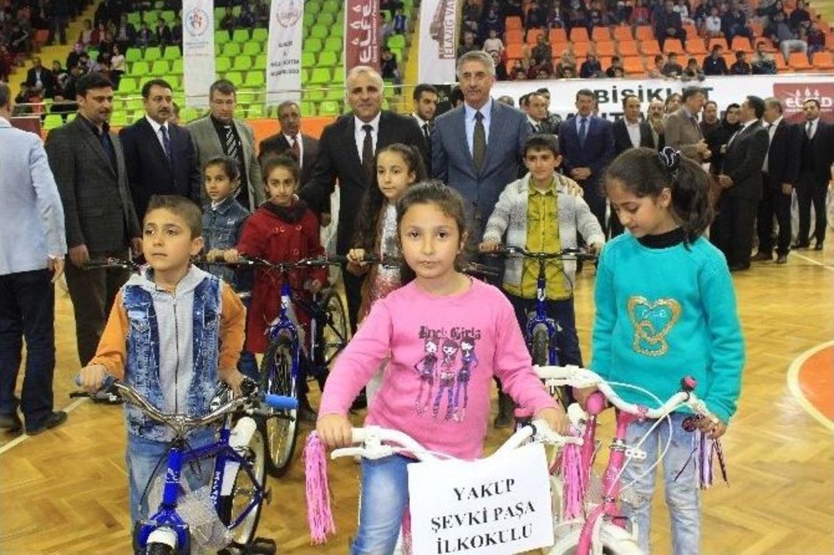 Elazığ&rsquo;da 500 &Ccedil;ocuğa Bisiklet Dağıtıldı