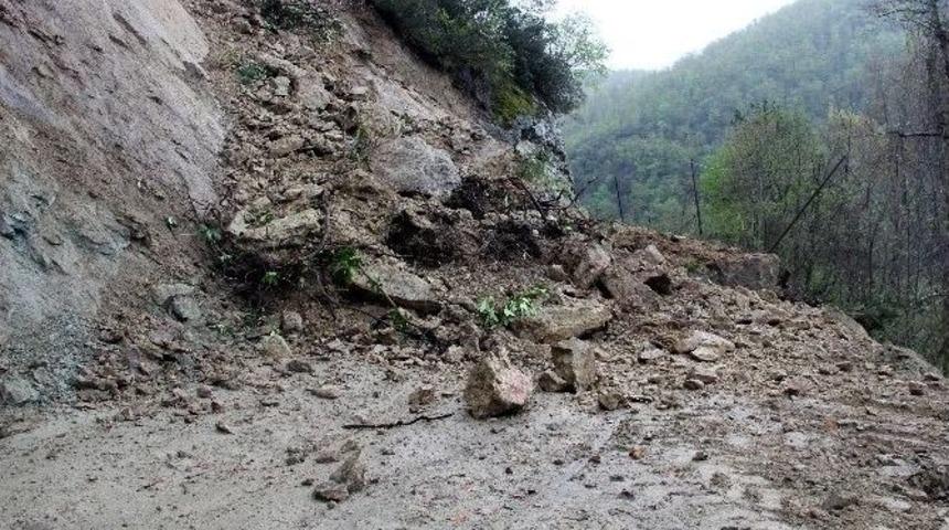 Heyelan, K&ouml;y Ve Mahalle Yolunu Ulaşıma Kapattı