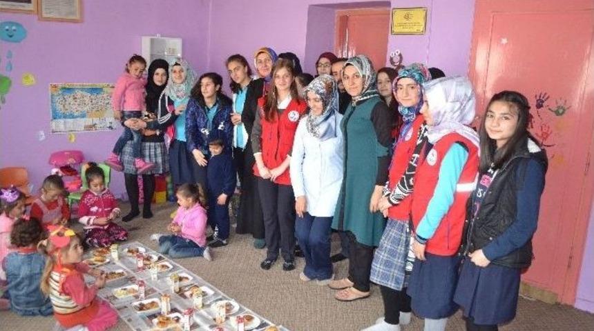 Liseli &Ouml;ğrencilerden K&ouml;y Okuluna Yardım