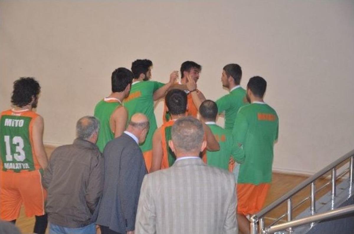 Basketbol Sahası Karıştı, Takım Arkadaşını Tokatlayarak Soyunma Odasına G&ouml;t&uuml;rd&uuml;