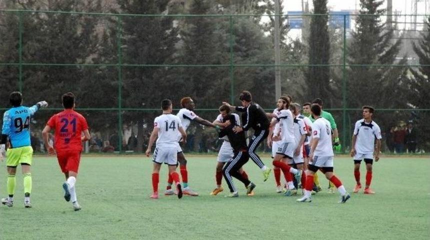 Amat&ouml;r Ma&ccedil;ta Tekmeler Ve Yumruklar Konuştu