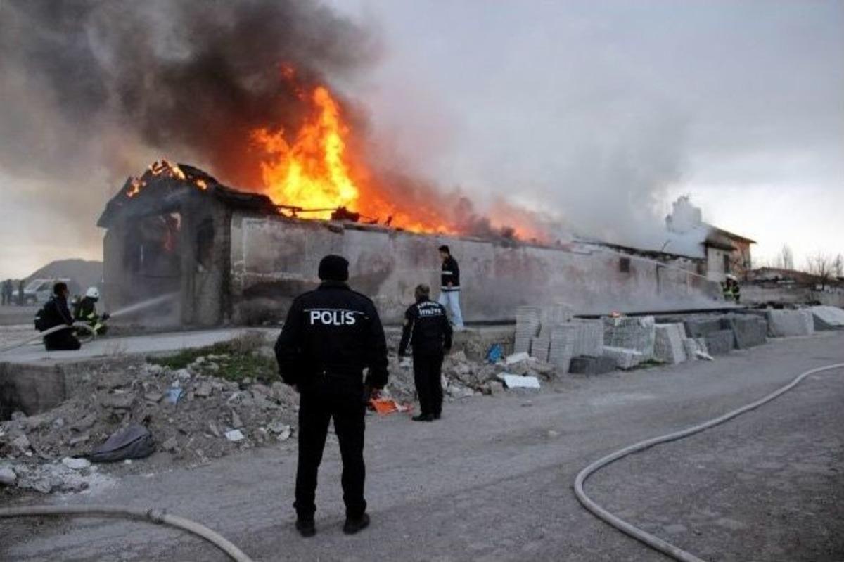 Hurdacı Deposunda &Ccedil;ıkan Yangın Korkuttu