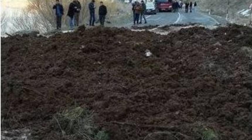 Heyelan Nedeniyle Ağrı-van Karayolu 2 Saat Trafiğe Kapalı Kaldı