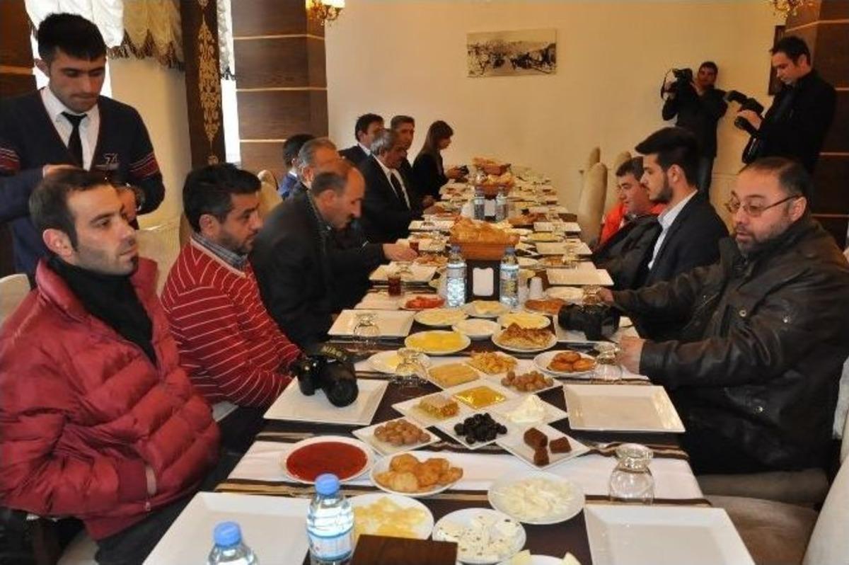 Kars Valisi G&uuml;nay &Ouml;zdemir, Engelli Dernekleri Başkanlarıyla Buluştu