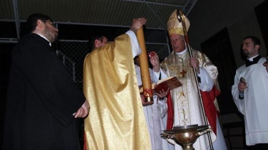 Mum Işığında Paskalya Kutlaması