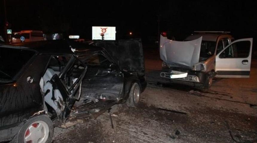 Kamyonetle Otomobil &Ccedil;arpıştı: 3 Yaralı