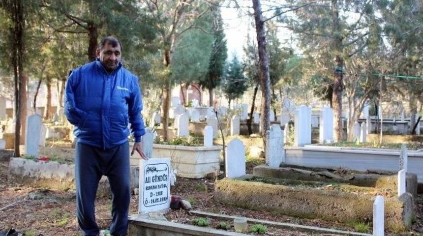 (&ouml;zel Haber) &Ccedil;ocukluğundan Beri Mezarlıkta Yaşıyor