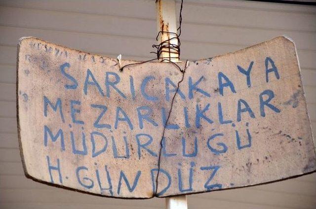 (özel Haber) Çocukluğundan Beri Mezarlıkta Yaşıyor