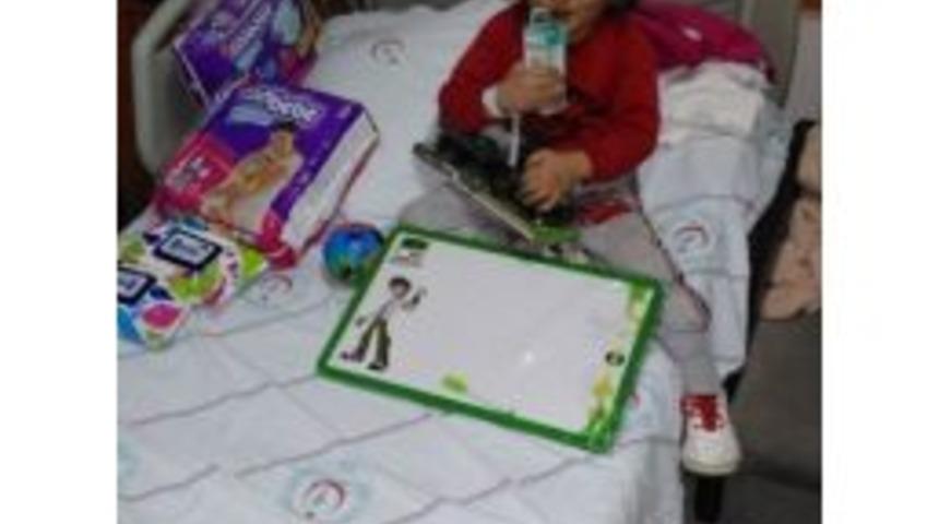 Minik Kalbi, Savaşa Ve &Ouml;len Babasına Dayanamadı