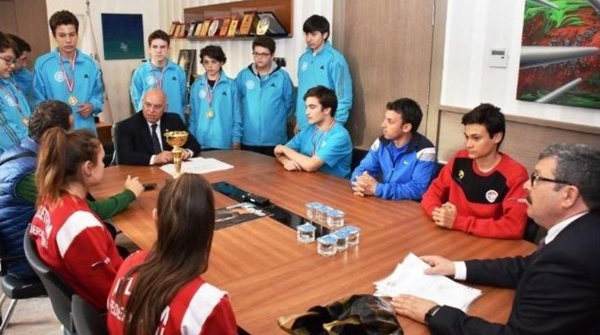 Başarılı Sporcular Başkan Eşkinat İle Bir Araya Geldi