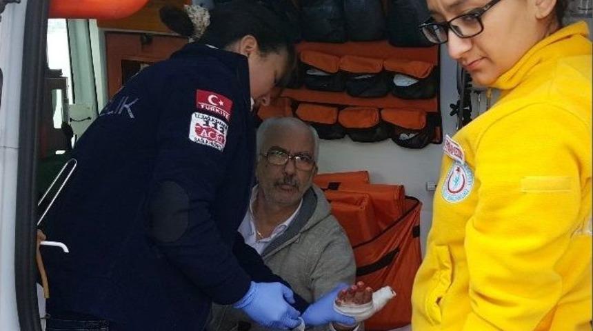 Ara&ccedil; Yıkama Sırası Y&uuml;z&uuml;nden Tartıştığı Kişiyi Bı&ccedil;akla Yaraladı