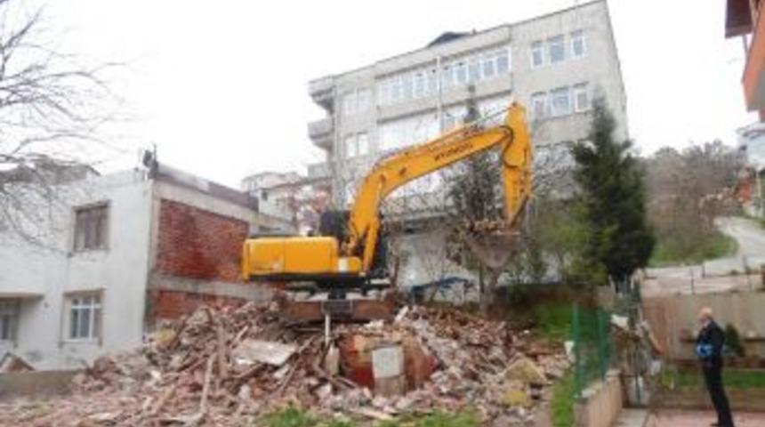 Serdar Mahallesinde Metruk Bina Yıkıldı