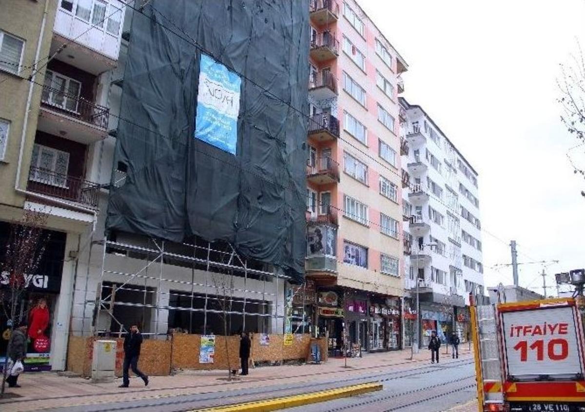 &Ccedil;atıda Mahsur Kalan K&ouml;pekleri İtfaiye Kurtardı