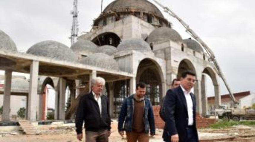 T&uuml;t&uuml;nc&uuml;, &Ccedil;elebi Sultan Mehmed Camii&rsquo;sini İnceledi