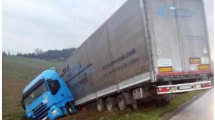 Kontrolden &Ccedil;ıkan Tır Şarampole Girdi