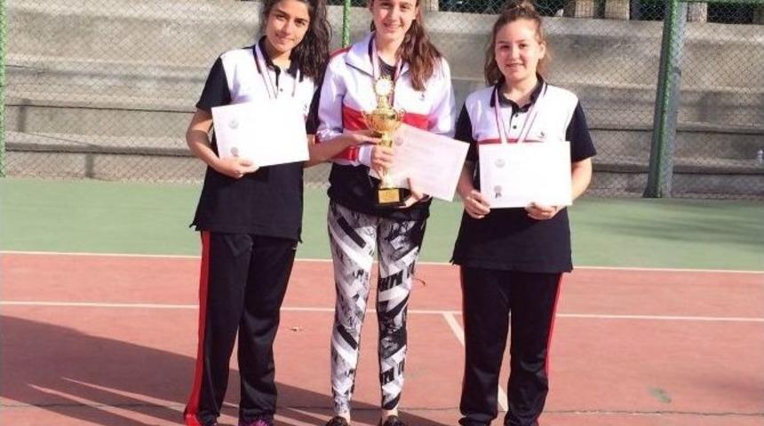&Ouml;zel Sanko Okullarının Kort Tenisi Başarısı
