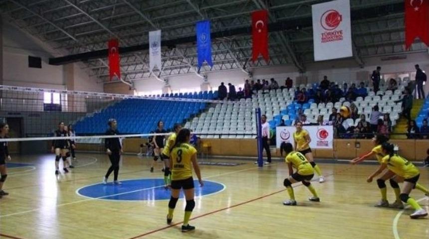 Gen&ccedil;ler Voleybol Yarı Finalleri Başladı