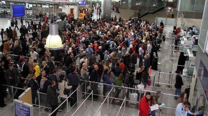 Atat&uuml;rk Havalimanı&rsquo;nda Sistem Durdu, Uzun Kuyruklar Oluştu