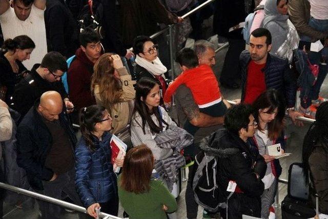Atat&uuml;rk Havalimanı&rsquo;nda Sistem Durdu, Uzun Kuyruklar Oluştu 1