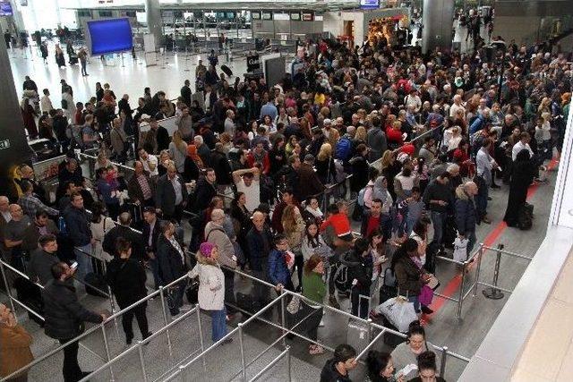Atat&uuml;rk Havalimanı&rsquo;nda Sistem Durdu, Uzun Kuyruklar Oluştu 2