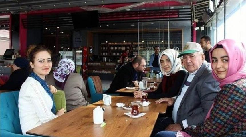 G&ouml;n&uuml;ll&uuml; Gen&ccedil;ler Ve Yaşlılar Hep Birlikte Doyasıya Eğlendi