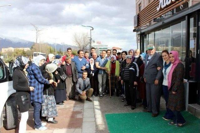 G&ouml;n&uuml;ll&uuml; Gen&ccedil;ler Ve Yaşlılar Hep Birlikte Doyasıya Eğlendi 1