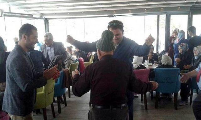 G&ouml;n&uuml;ll&uuml; Gen&ccedil;ler Ve Yaşlılar Hep Birlikte Doyasıya Eğlendi 3