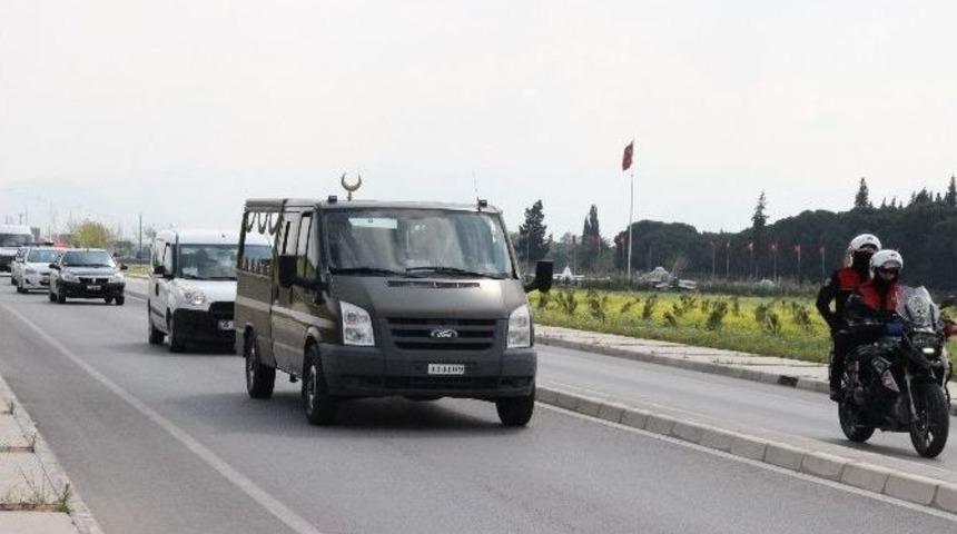 Şehit &Uuml;steğmen Cazgır&rsquo;ın Cenazesi İzmir&rsquo;e Getirildi