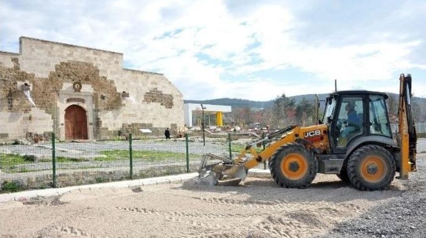 Sel&ccedil;uklu Mirası &Ccedil;akallı Han&rsquo;a, &Ccedil;evre D&uuml;zenlemesi