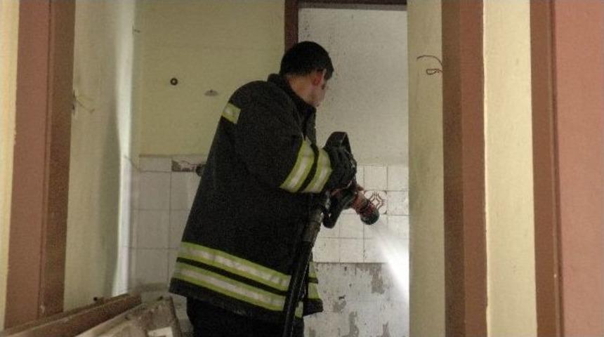 Cami Yakınında Bulunan Metruk Binada &Ccedil;ıkan Yangın Korkuttu