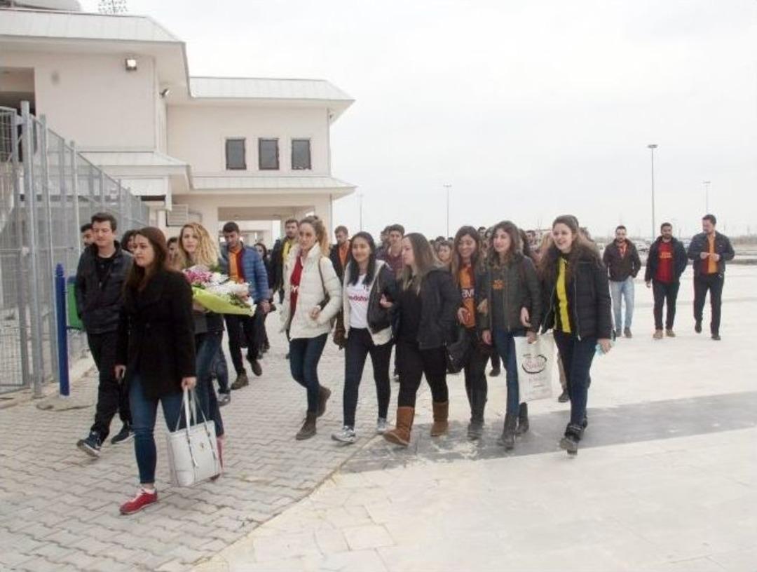 &Ouml;ğrenciler &ldquo;tuttuğun Takımı Değil Yaşadığın Şehrin Takımını Destekle&rdquo; Dedi