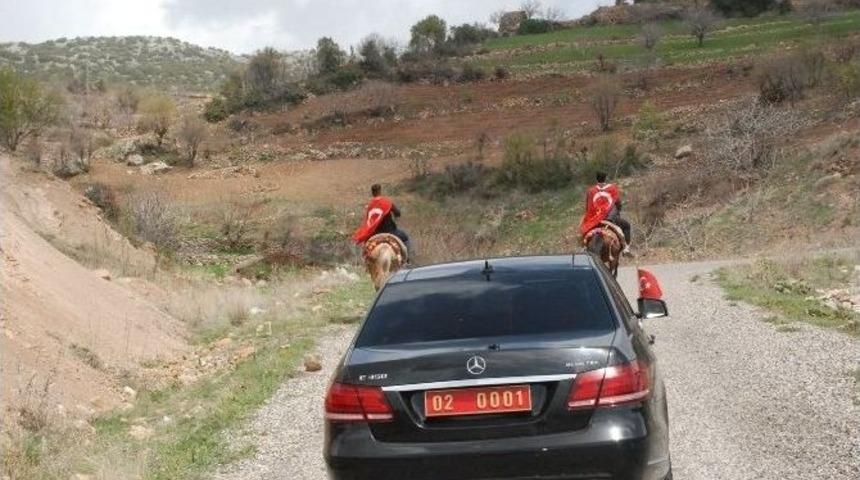 Valiye K&ouml;yl&uuml;ler Atla Eskortluk Yaptı